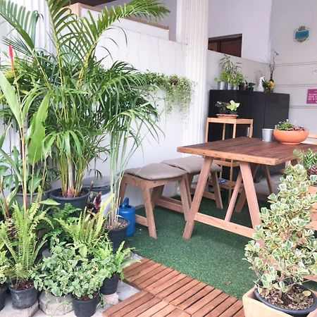 Lost And Found Bed And Breakfast Bangkok Exteriör bild