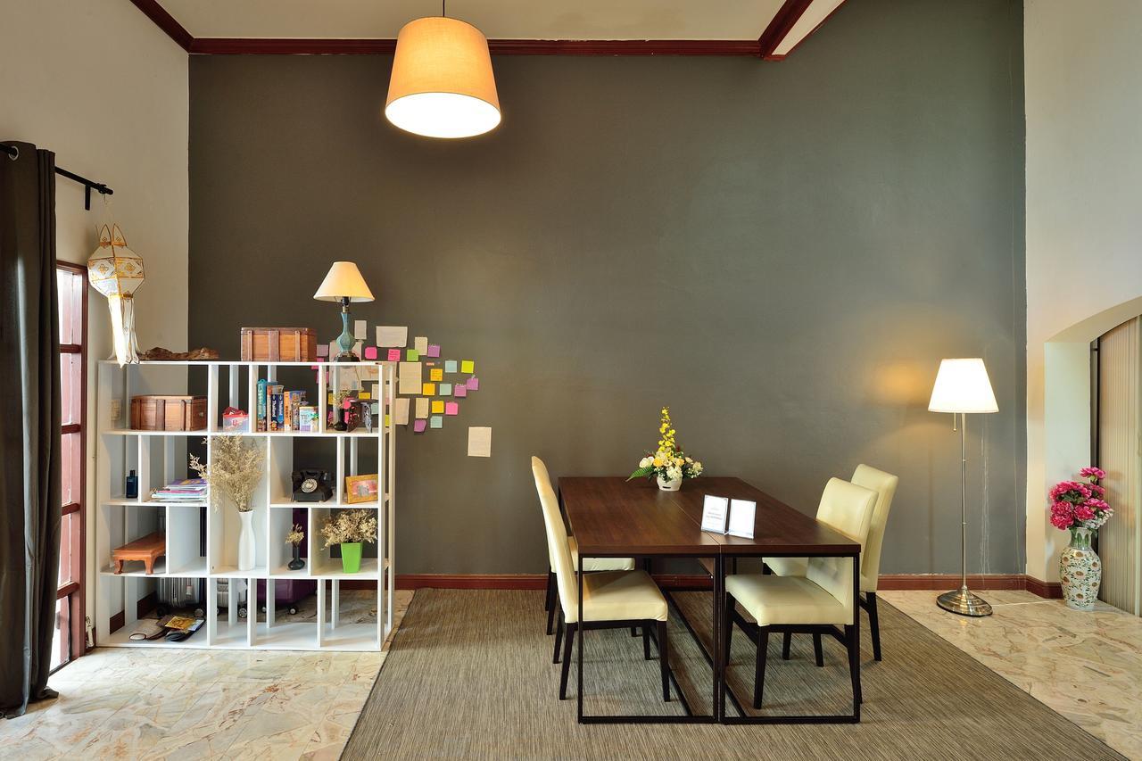 Lost And Found Bed And Breakfast Bangkok Exteriör bild